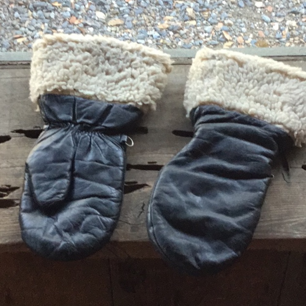 Nice vintage pair of large leather motorcycle / snowmobile mitts